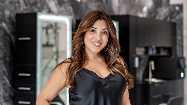 Mayra smiling she has wavye long hair smiling